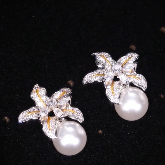 Retro Sparkling Flower & Pearl Earrings - Picture 3 of 6